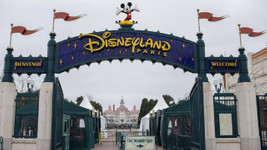 Disneyland, aylarca kapandıktan sonra halka yeniden açılıyor