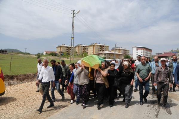 Öldürdüğü kadının cenazesine katılarak gözyaşı döktü - Resim : 1